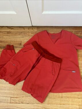 Figs Coral Women’s Scrub Set with V-Neck Top and Jogger Pants